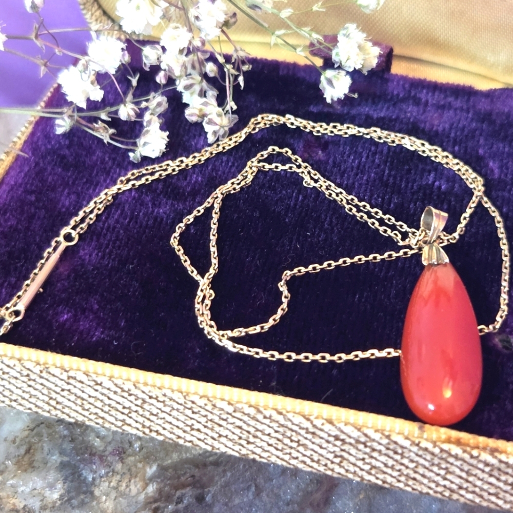 Stunning Antique 18k Natural Tear Drop Shaped Coral Pendant On 18k Chain